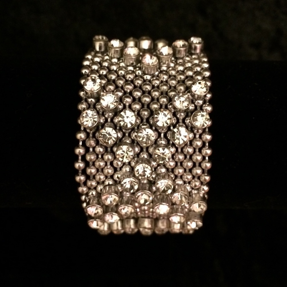 2.99 Shipping 2/6-2/7 MAKE A SCENE Silver Bracelet